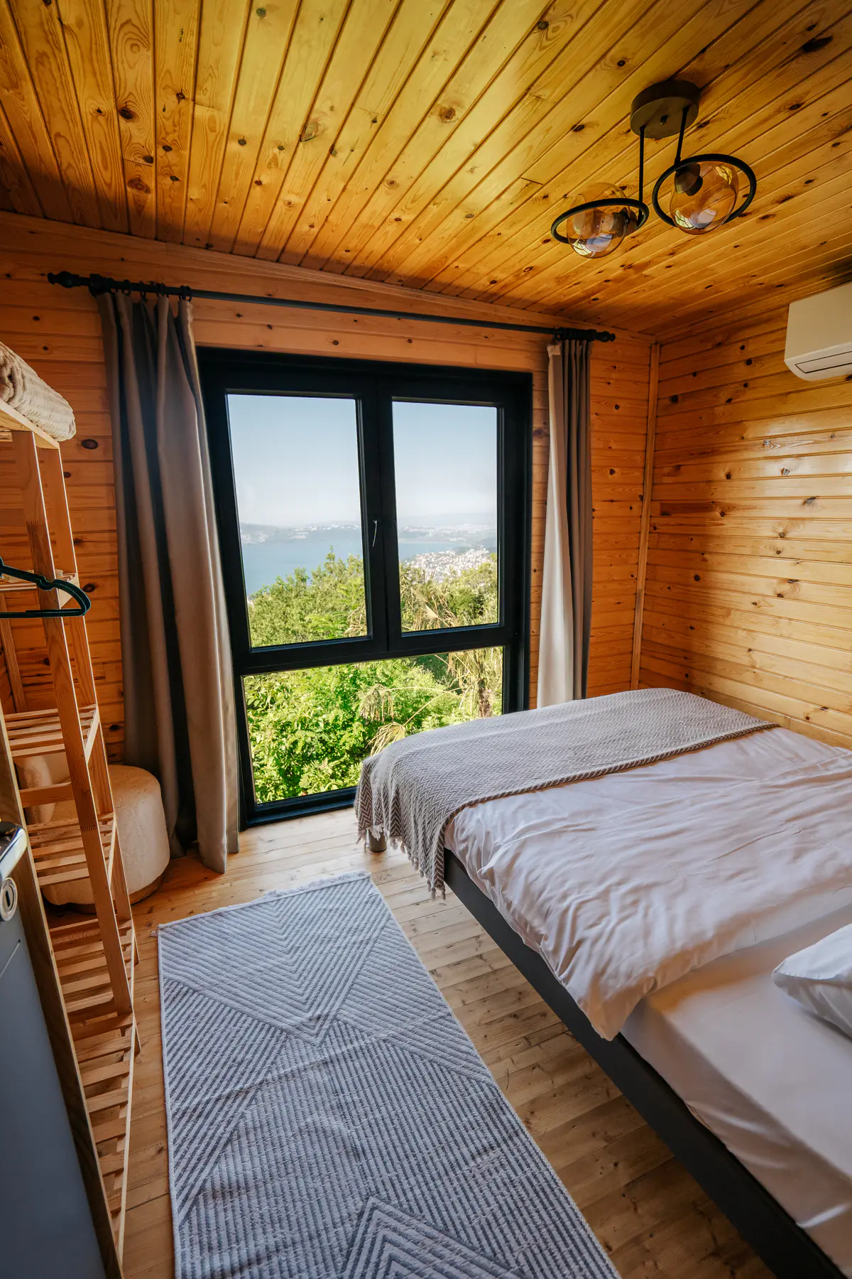 No:95 Deluxe Bungalov disari manzaraya bakan yatak odasi